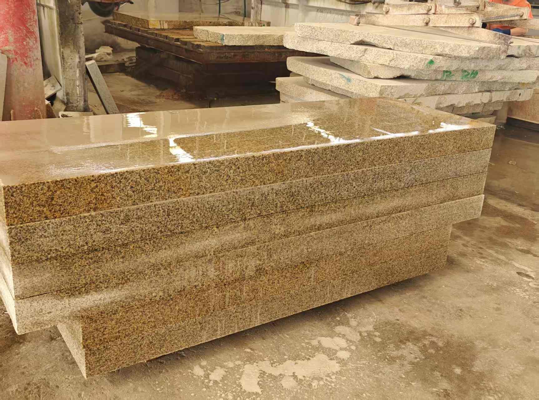 丽江 黄金麻栏杆料半成品加工中